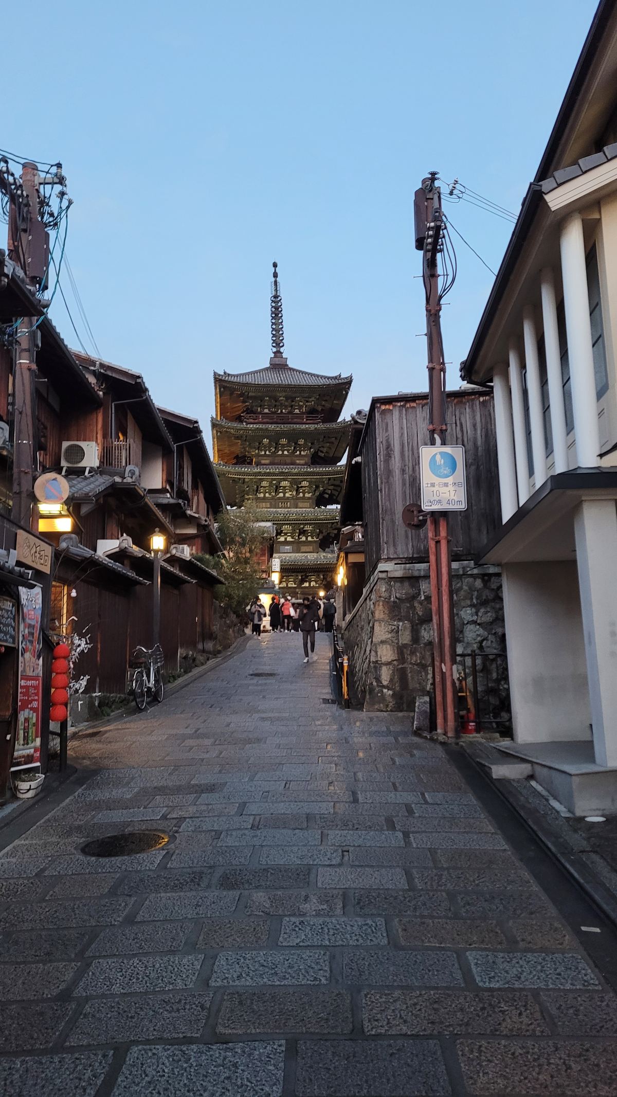 京都・夕暮れの石畳の路地